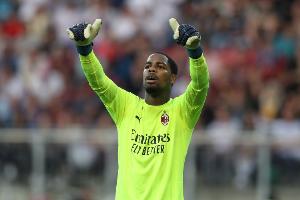 记者问迈尼昂是否想继续为米兰效力,拉比奥特抢答:他非常想留下