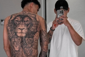 耗时50小时！迪亚斯后背纹身狮子一家，利物浦时期就动工还没完成