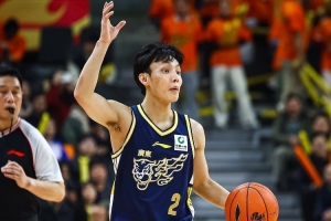 记者:徐杰是习惯性崴脚 情况不是很严重 但肯定得好好休息了