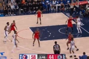 外线开炮！埃奇库姆三分命中 帮助76人稳住局势