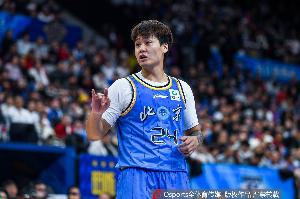 外线投得还行！赵睿半场2记三分拿下8分2助攻