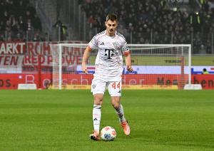 运气不佳!图片报:斯坦尼希奇在拜仁队内训练被队友塔踩伤