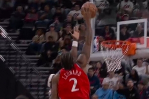 举火烧天!伦纳德弧顶遭遇夹击直接冲筐单臂砸扣博纳 举火烧天!伦纳德弧顶遭遇夹击直接冲筐单臂砸扣博纳